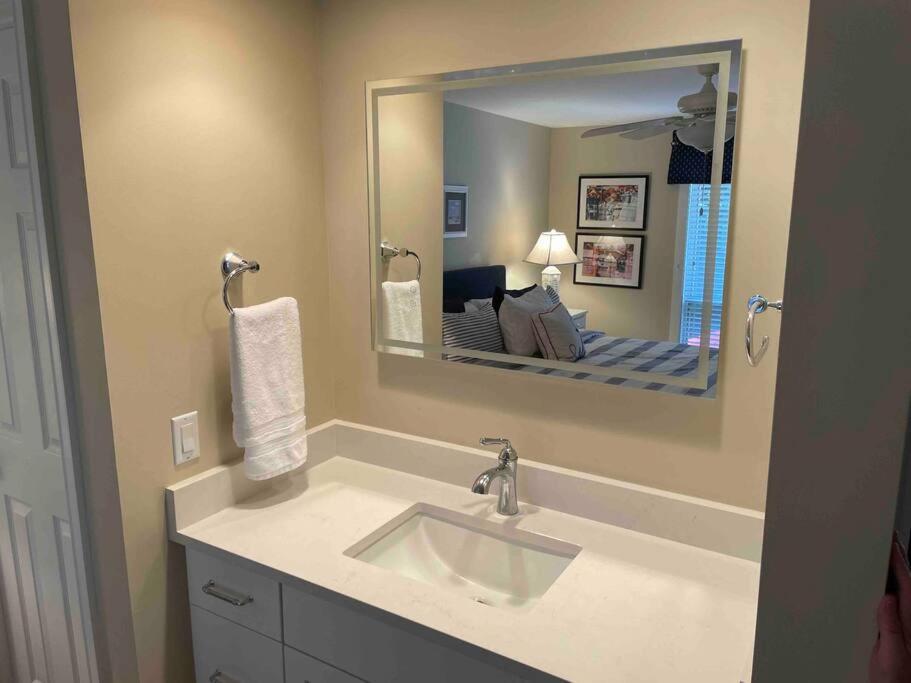 In The Heart Of Harbour Town 2Br 2Ba Pool Access Close To Beach Hilton Head Island Εξωτερικό φωτογραφία